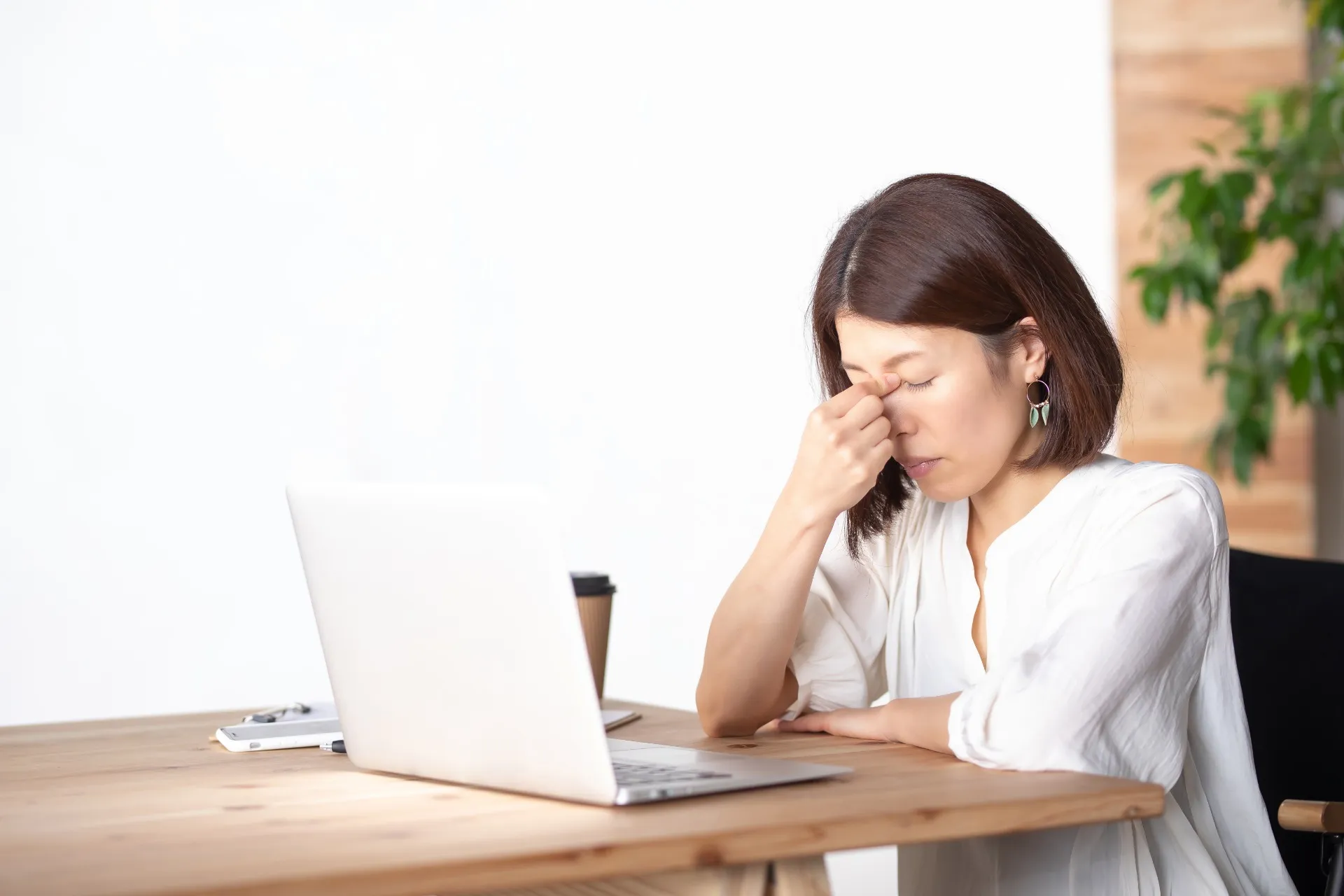 デスクワークやスマホによる眼精疲労ケアとコリの悩みを東京都台東区浅草の鍼灸で疲労回復