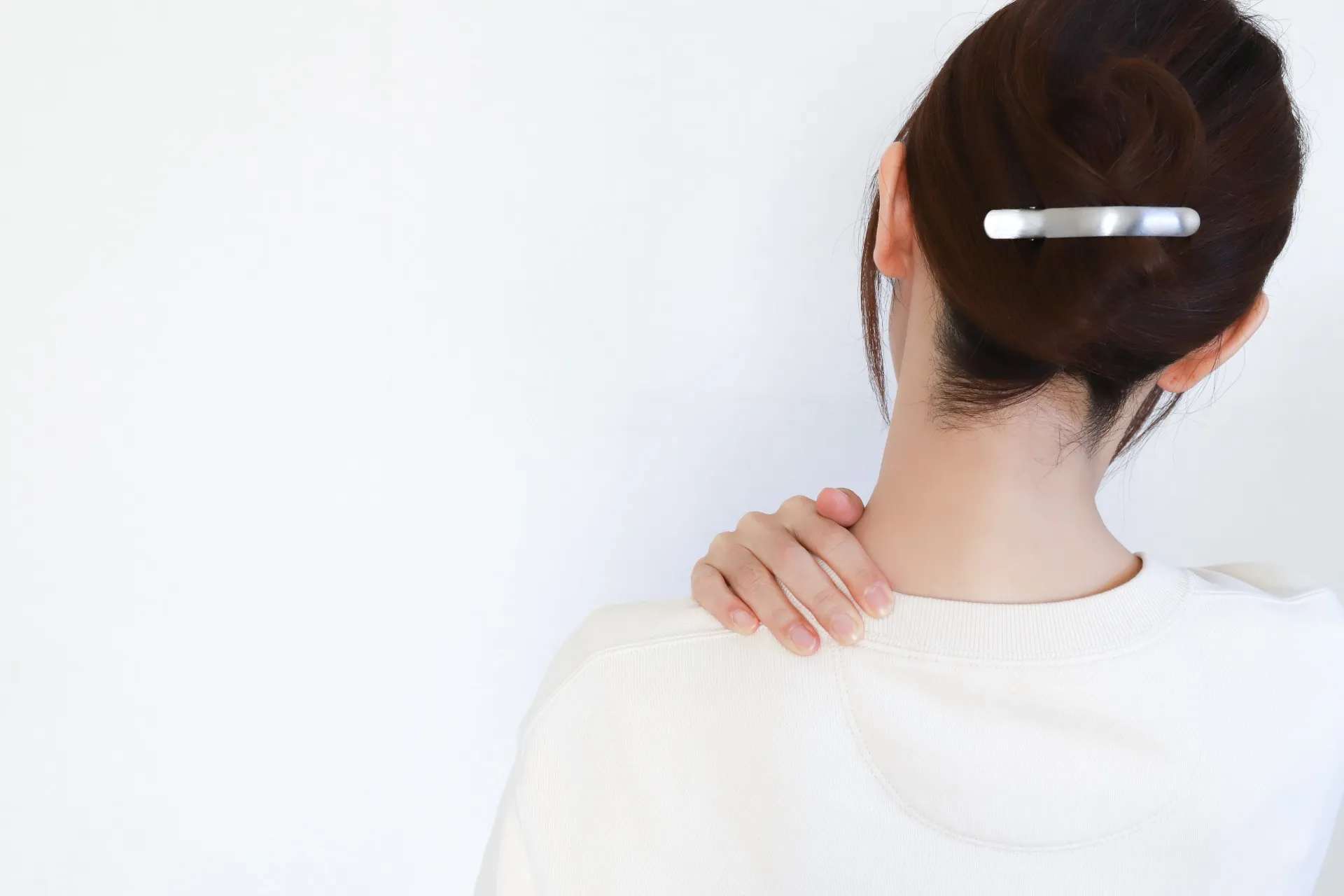 肩こりで悩む方に猫背姿勢が引き起こす筋肉のこりを鍼灸で和らげる