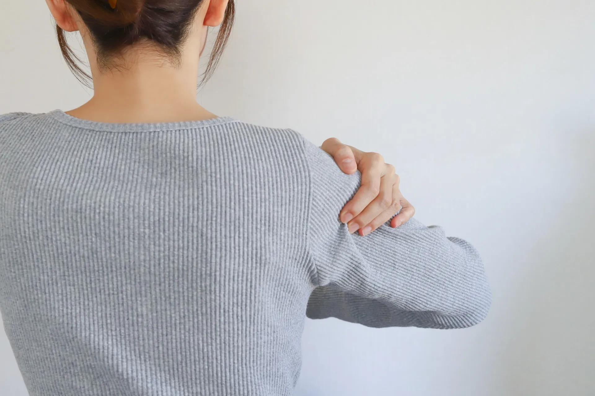 入谷駅近くで五十肩の腕の痛みと上げにくさを鍼灸で和らげる秘訣